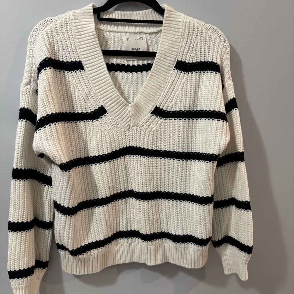 Abercrombie & Fitch Black and White V-Neck Sweater Size Small